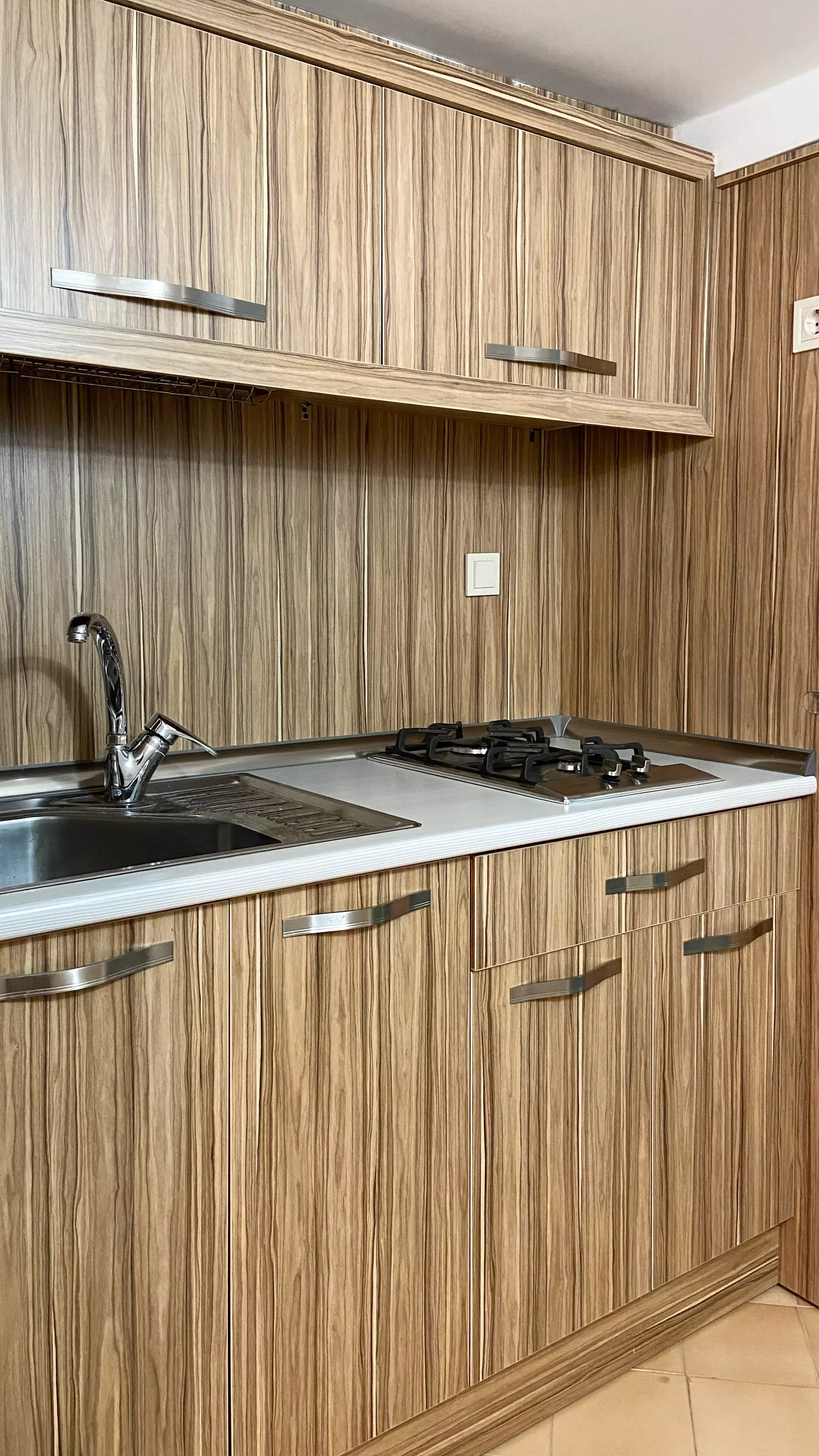 آشپزخانه هتل کریاس با کابینت چوبی و اجاق