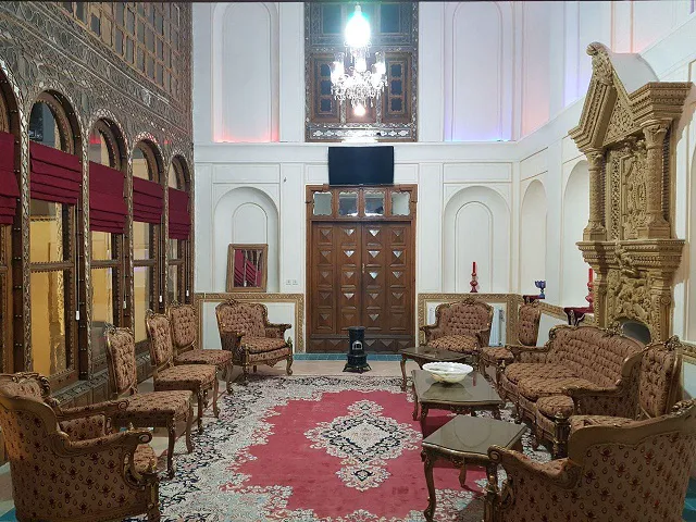 سالن پذیرایی سنتی با مبلمان و فرش ایرانی هتل خان نشین