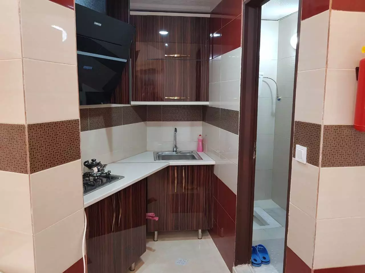 آشپزخانه سپیدار با کابینت‌های چوبی و اجاق گاز