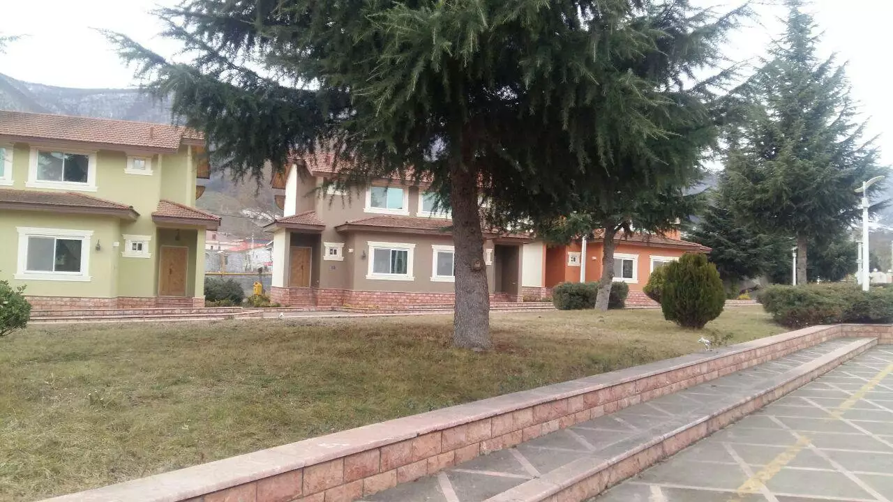 ساختمانهای هتل پارسیان در میان فضای سبز
