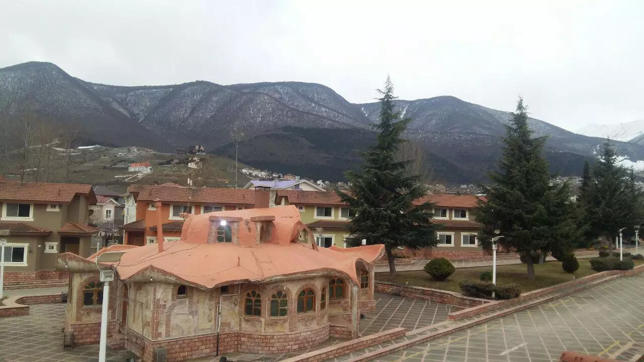ساختمان هتل پارسیان در دامنه کوهستان