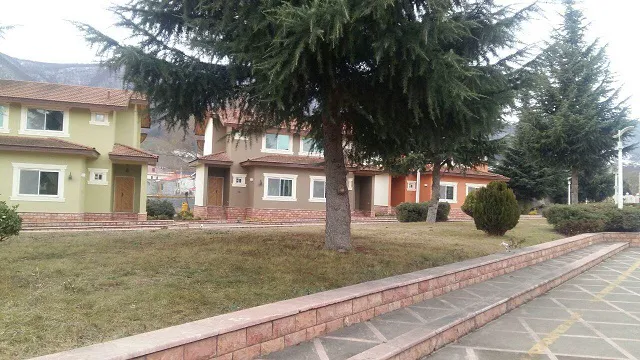 محوطه هتل پارسیان با درختان و ساختمانهای اقامتی