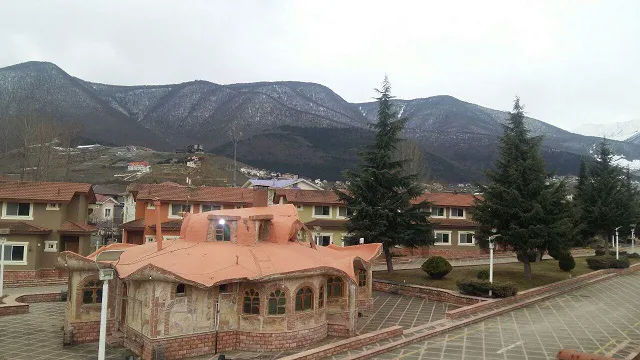 ساختمان سنگی هتل پارسیان در دامنه کوهستان