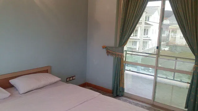تخت اتاق هتل پارسیان کنار پنجره شیشهای