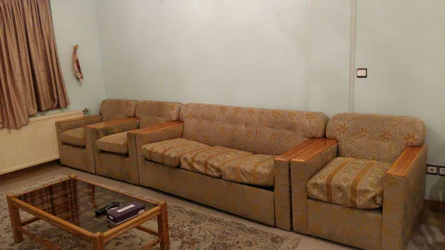 مبلهای قهوهای و میز شیشهای در هتل پارسیان