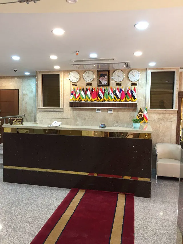 پذیرش هتل کاظمین با ردیف پرچم‌ها