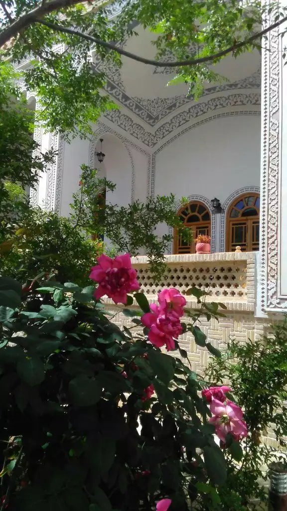 نمای ایوان خادمی میان گل‌های رز صورتی