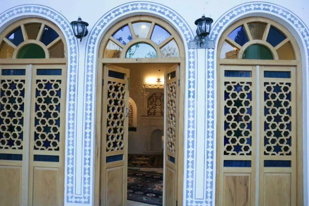 درهای چوبی مشبک ورودی خادمی