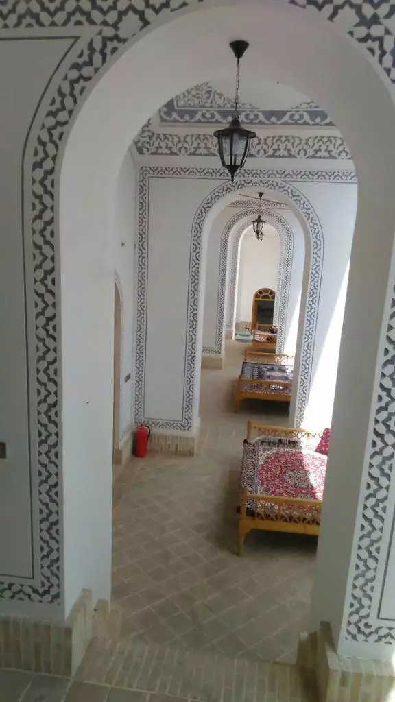 راهروی طاق‌دار با نقش‌ونگار سنتی هتل خادمی