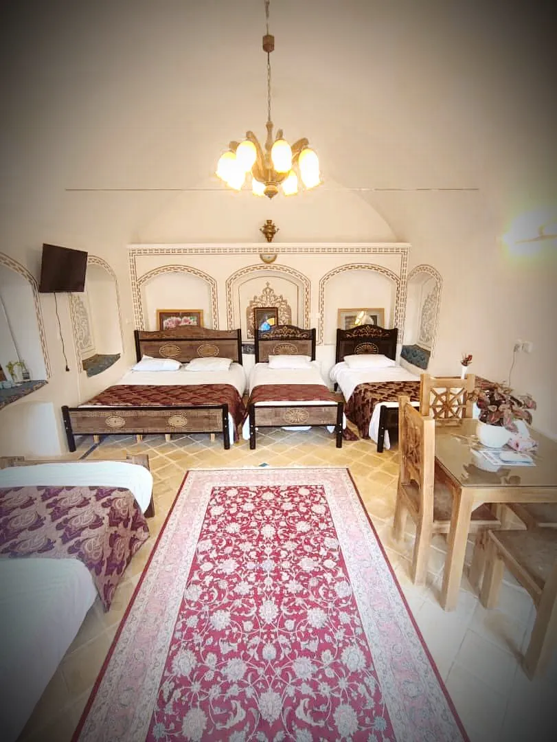 اقامتگاه سنتی خادمی کاشان