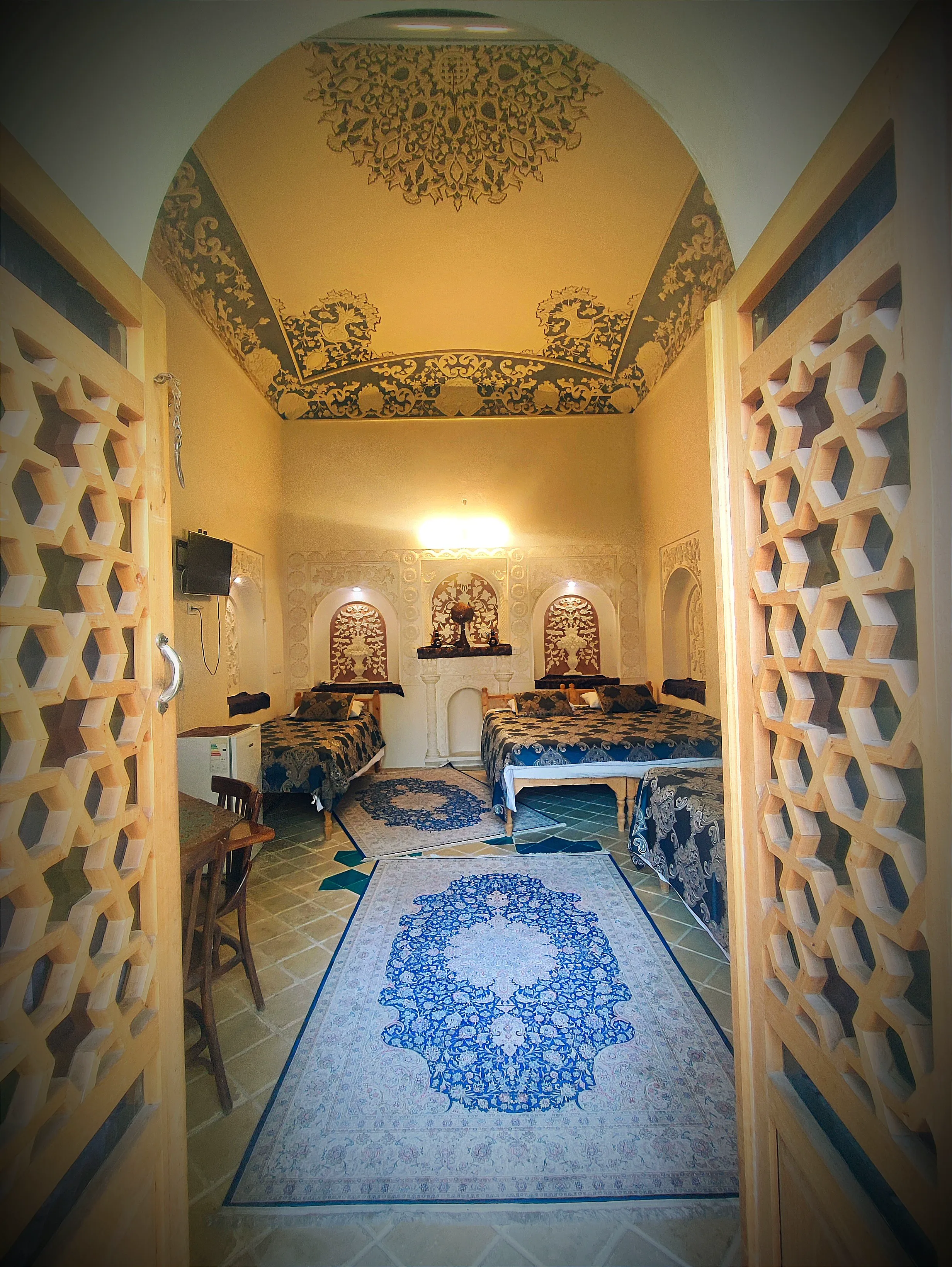 اقامتگاه سنتی خادمی کاشان