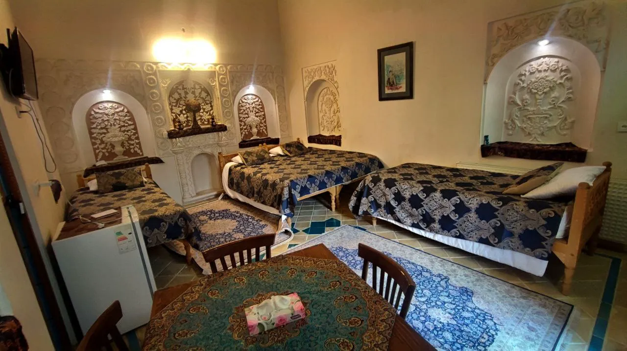 اقامتگاه سنتی خادمی کاشان