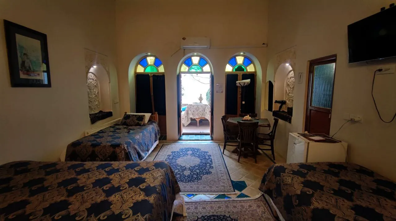 اقامتگاه سنتی خادمی کاشان