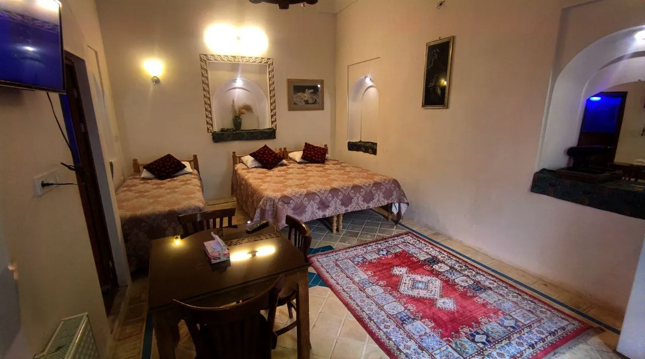 اقامتگاه سنتی خادمی کاشان