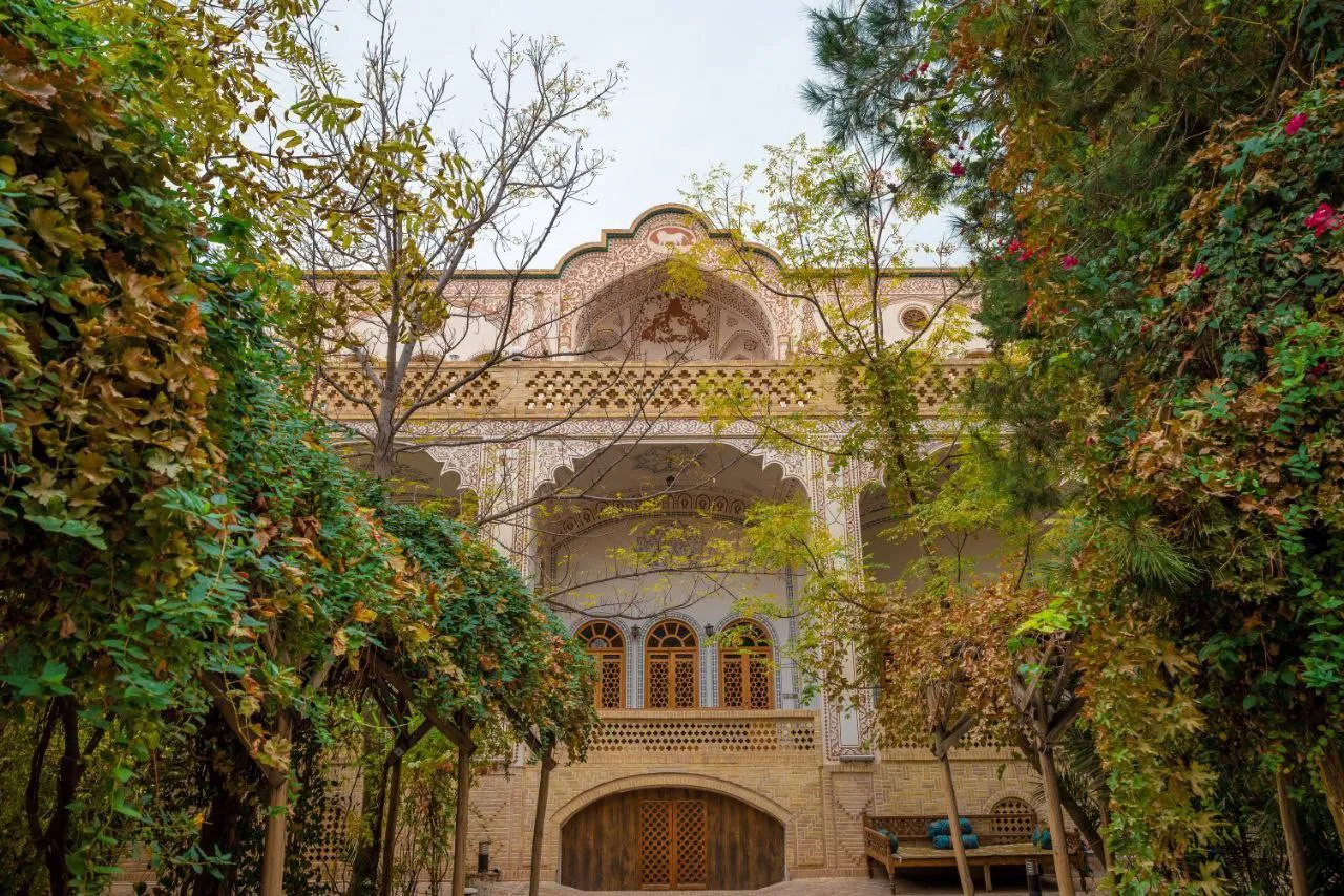 اقامتگاه سنتی خادمی کاشان