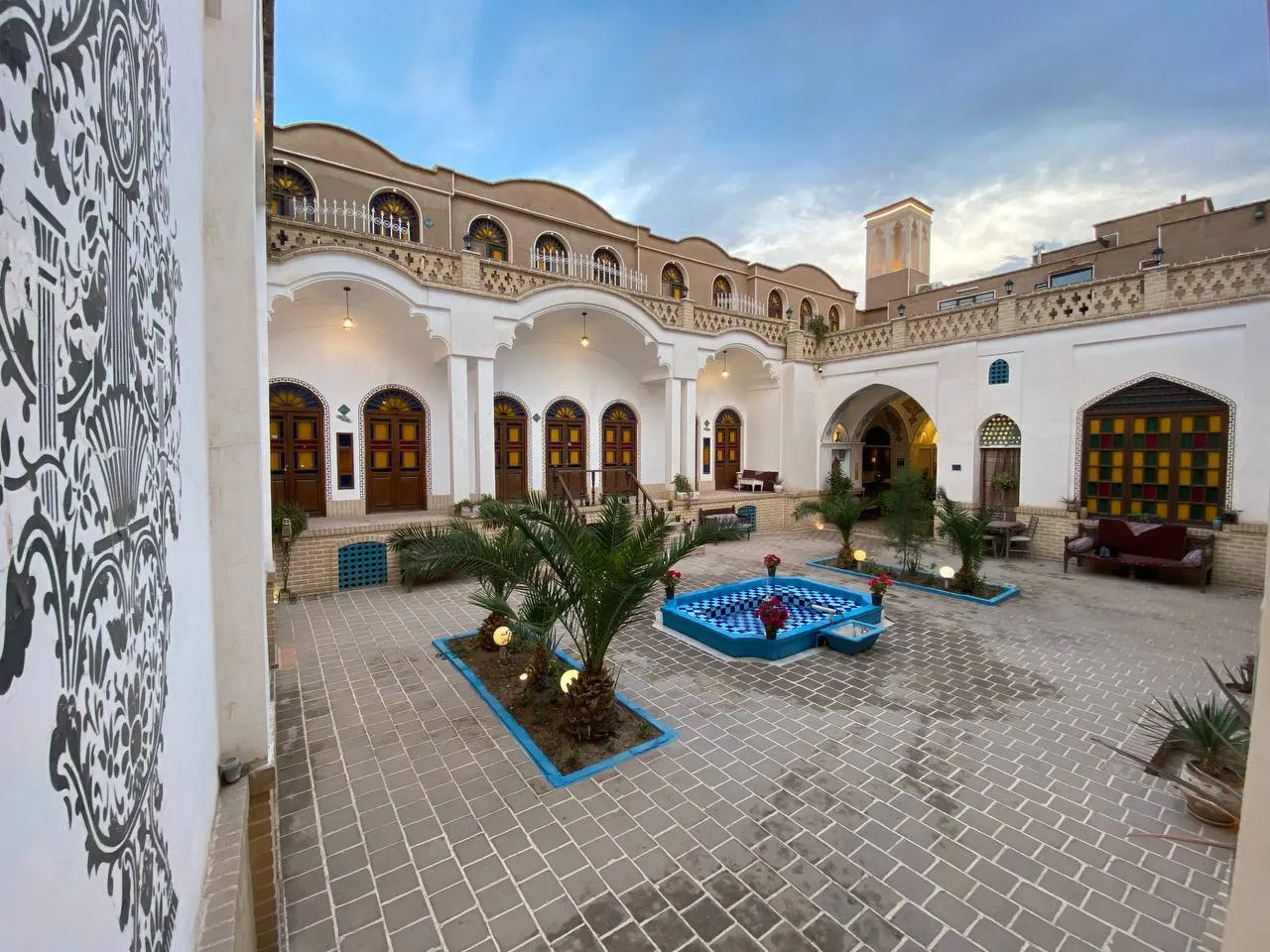 حیاط سنتی هتل آمیرزا با حوض مرکزی