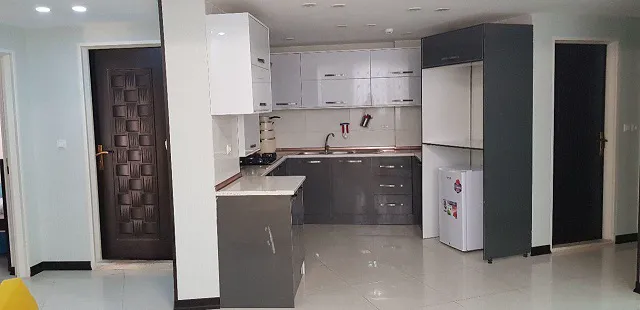 آشپزخانه هتل سروناز با کابینت و یخچال