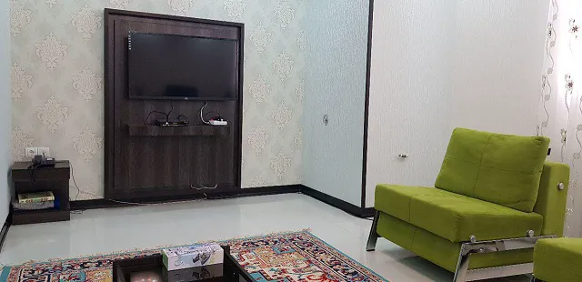 نشیمن هتل سروناز با مبل سبز و تلویزیون