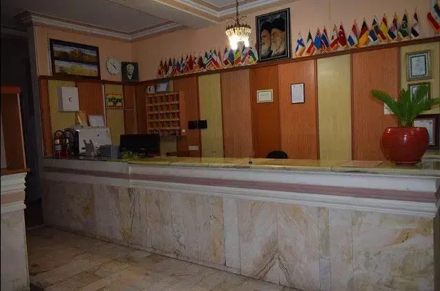 پذیرش هتل ناز با پیشخوان و پرچم‌های رنگارنگ
