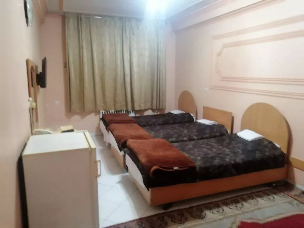 اتاق هتل ناز با سه تخت یک‌نفره