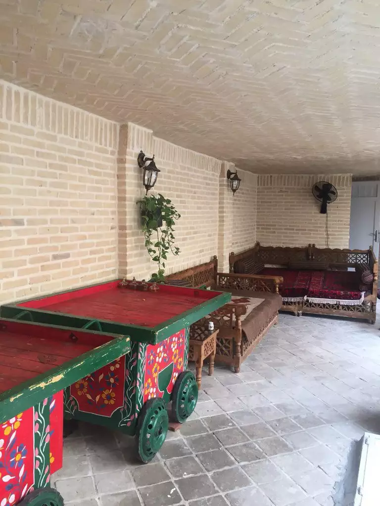 فضای نشیمن سنتی ددمان با گاری رنگی