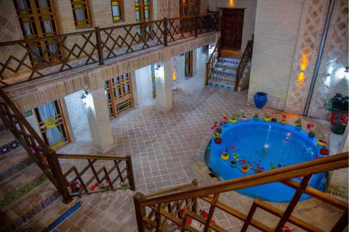 حوض آب‌نما در حیاط آجری هتل ددمان