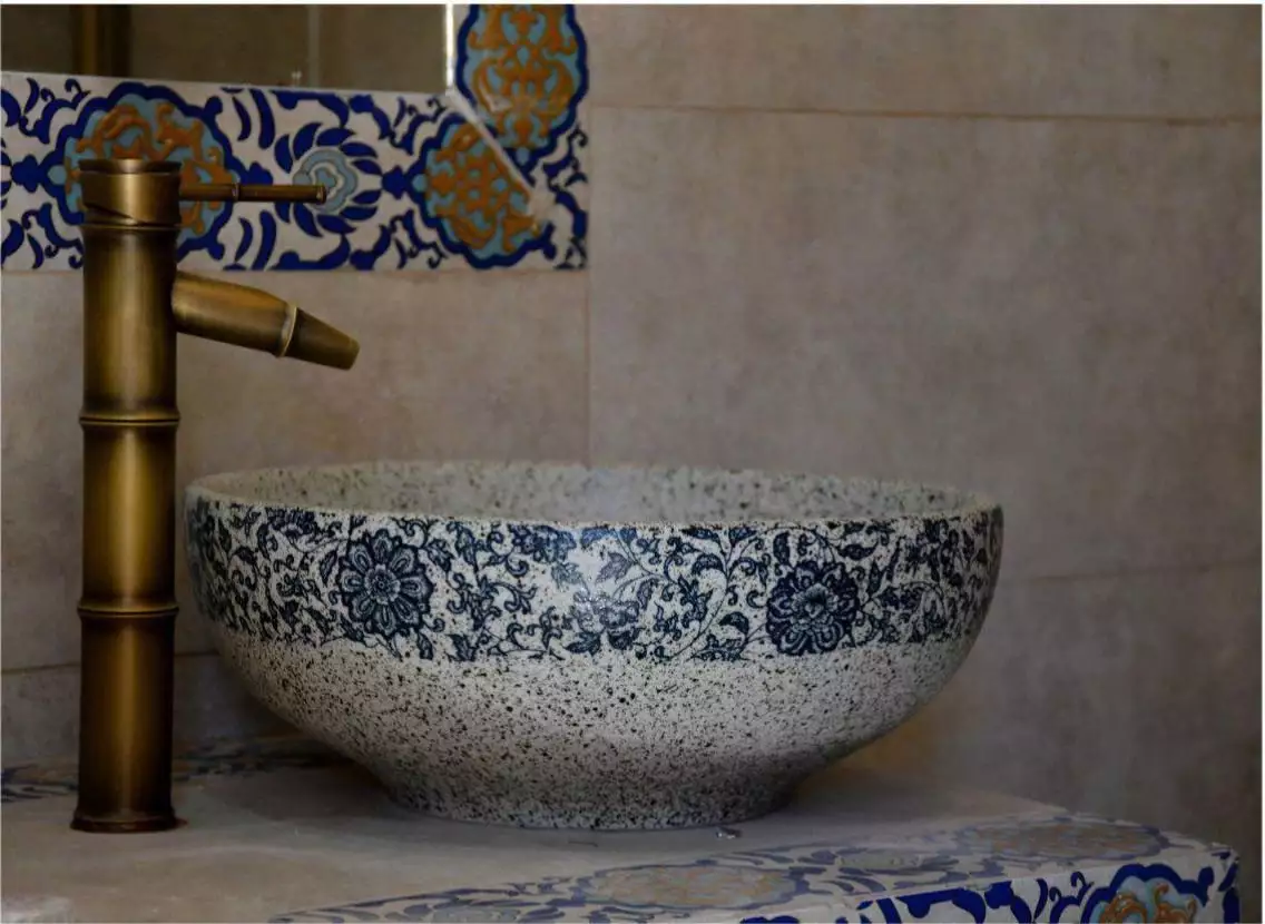 روشویی سنگی با نقش گل آبی و شیر برنجی