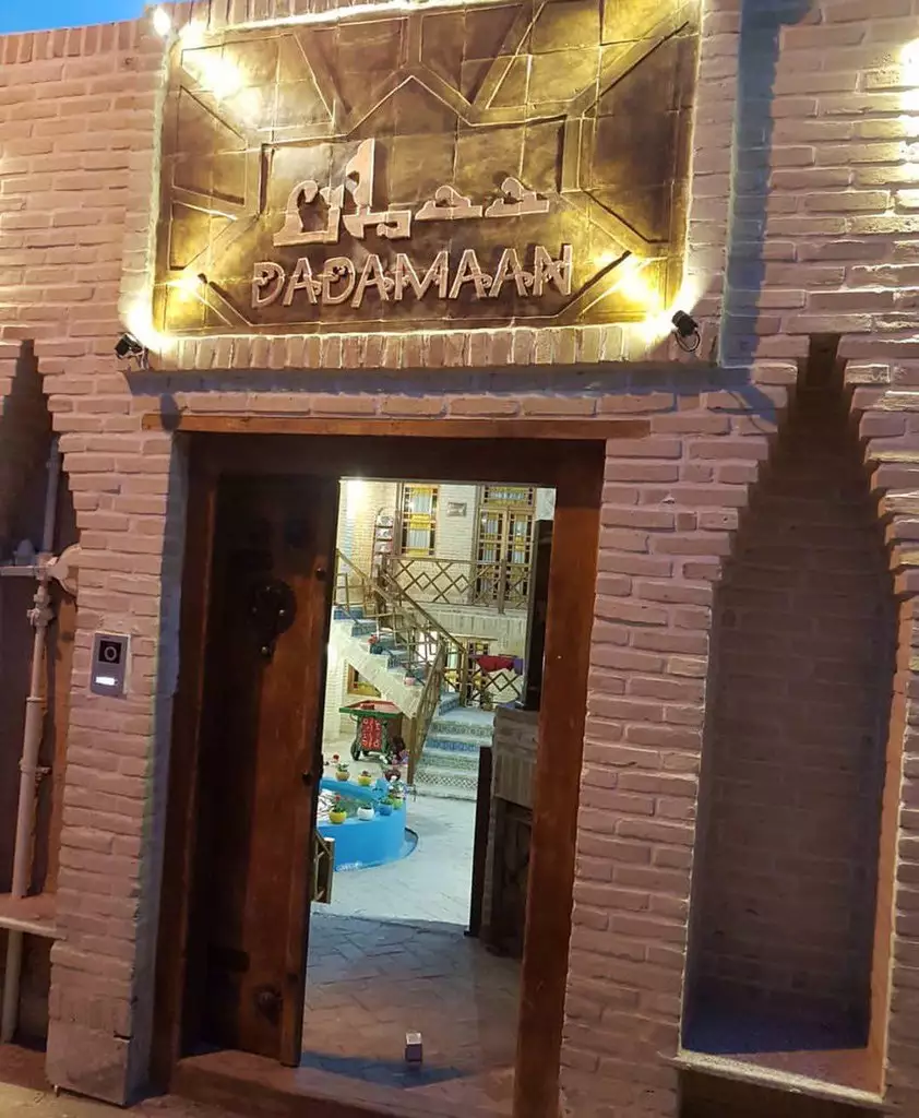 ورودی آجری هتل ددمان با تابلوی نام هتل