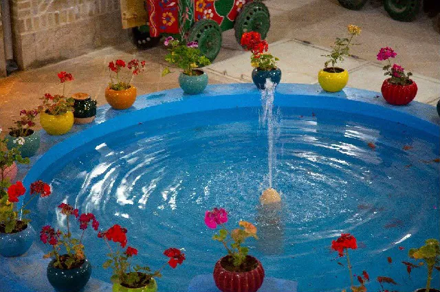 حوض آب‌نما با گلدان‌های گل هتل ددمان