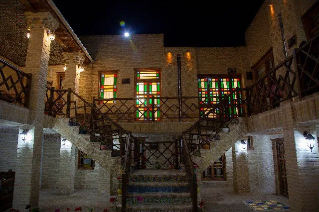 حیاط مرکزی و پنجره‌های رنگی هتل ددمان