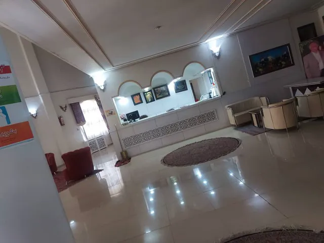 لابی هتل گواشیر با میز پذیرش و مبلمان
