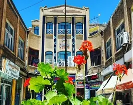 نمای بیرونی هتل برنجیان میان ساختمان‌های قدیمی