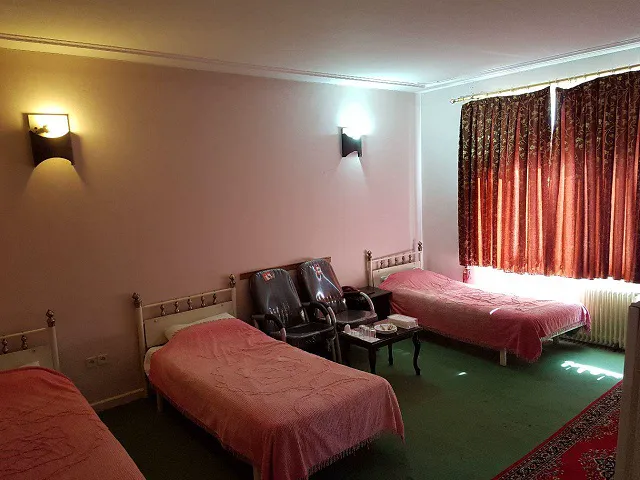 اتاق سهتخته هتل برنجیان با تختهای یکنفره