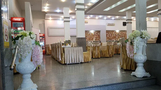 تالار پذیرایی برنجیان با میزهای چیدمانشده