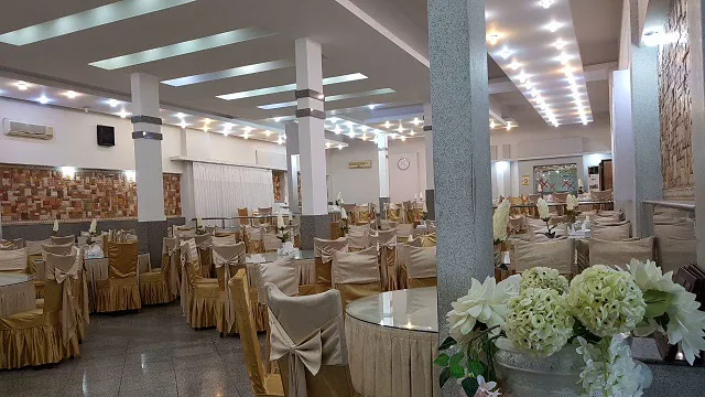 سالن پذیرایی هتل برنجیان با میزهای چیدهشده