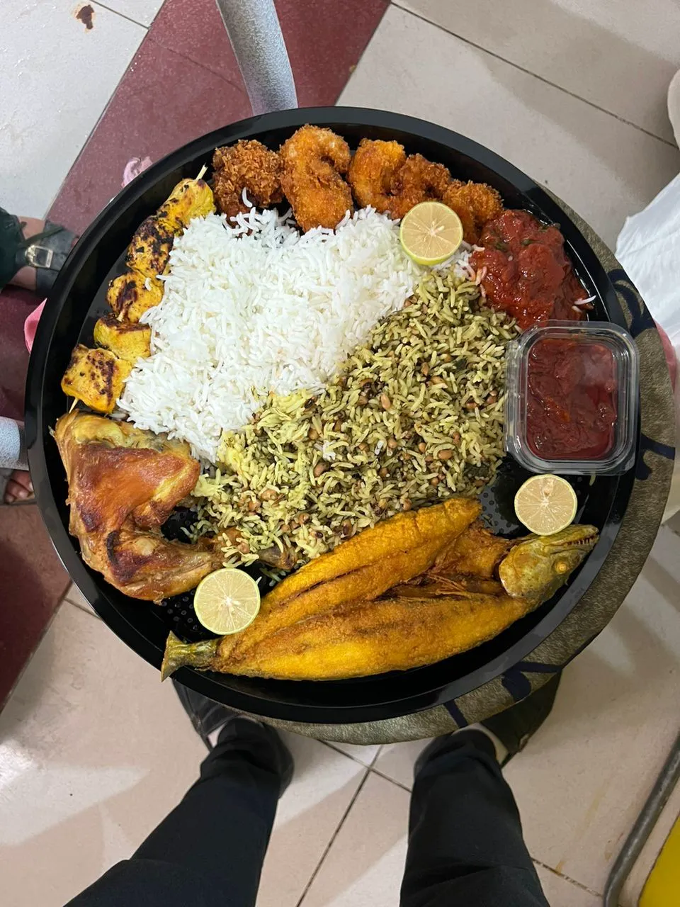 سینی برنج، مرغ و مخلفات در هتل نگین
