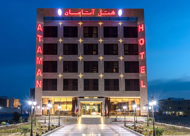 نمای بیرونی هتل آتامان در شب