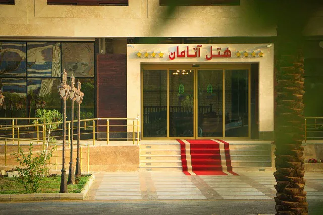 ورودی هتل آتامان با پله و فرش قرمز