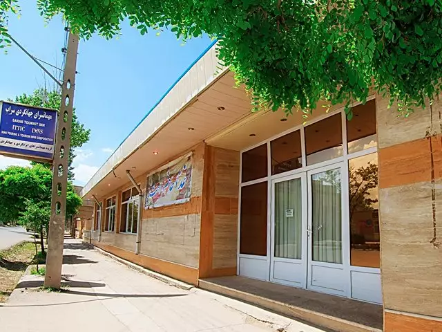 نمای ورودی هتل جهانگردی زیر سایه درختان