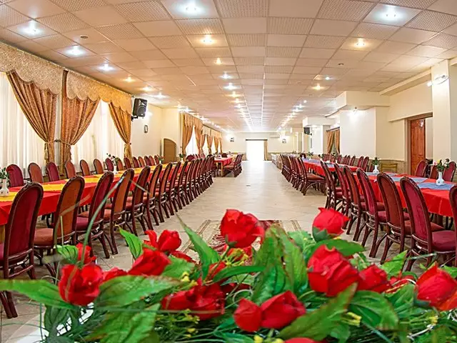 سالن پذیرایی هتل جهانگردی با ردیف میز و صندلی