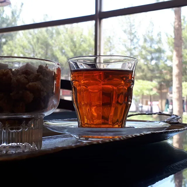 چای و شیرینی کنار پنجره هتل مقدم