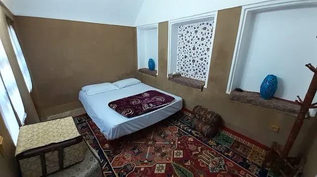 اتاق اقامتگاه انار با تخت دونفره و فرش ایرانی