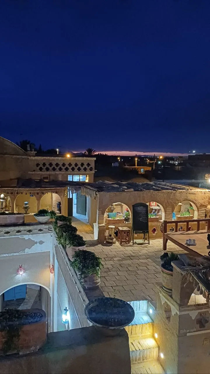 حیاط سنگ‌فرش‌شده هتل انار در شب