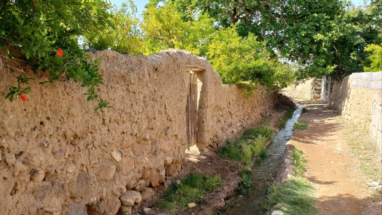 کوچه خاکی کنار دیوارهای خشتی هتل انار
