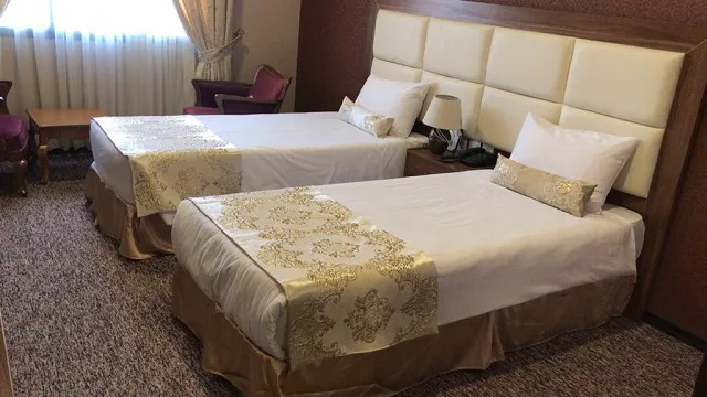 اتاق هتل بین الحرمین با دو تخت یک‌نفره
