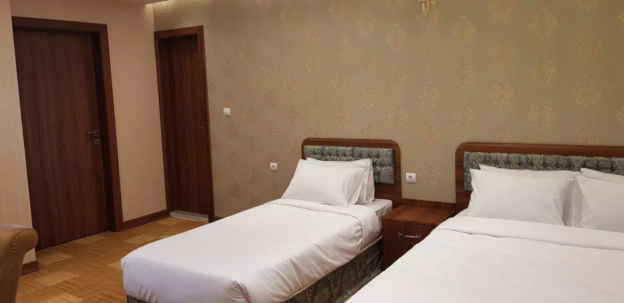 اتاق دو تخته هتل امیران ۲ با تخت‌های سفید