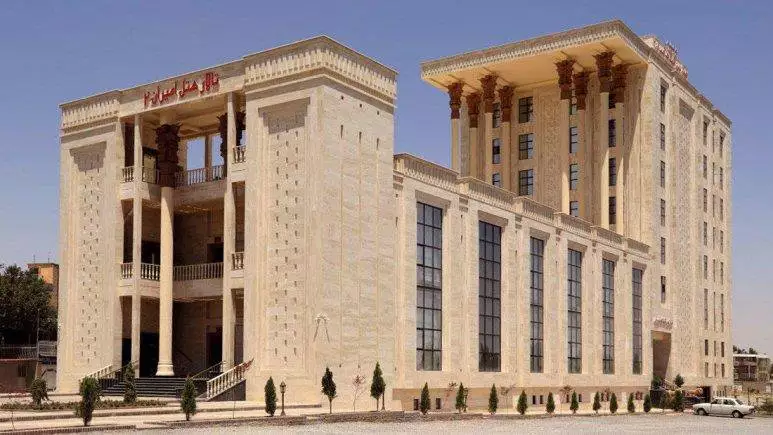 نمای بیرونی ساختمان هتل امیران ۲