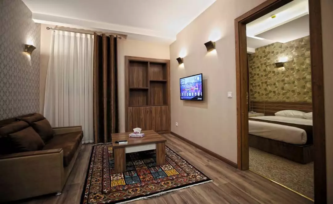 نشیمن هتل کتیبه با مبل و میز چوبی