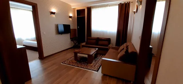 اتاق نشیمن هتل کتیبه با تلویزیون و کاناپه