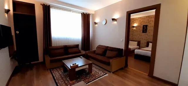 نشیمن هتل کتیبه با دو کاناپه و میز جلو مبلی